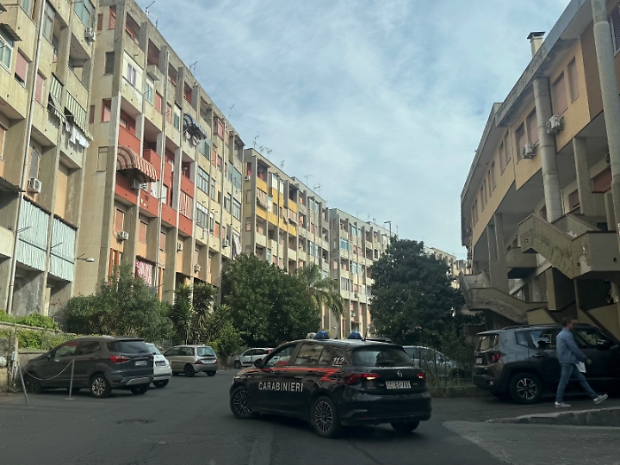 Palazzi blindati dai pusher in via Capo Passero dove lo spaccio frutta 1,5 milioni a settimana