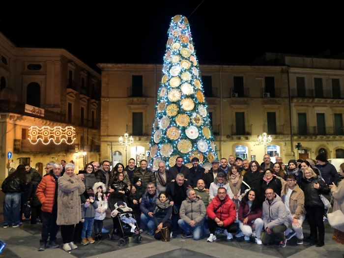 A Caltagirone l’albero di Natale addobbato con 130 piatti di ceramica