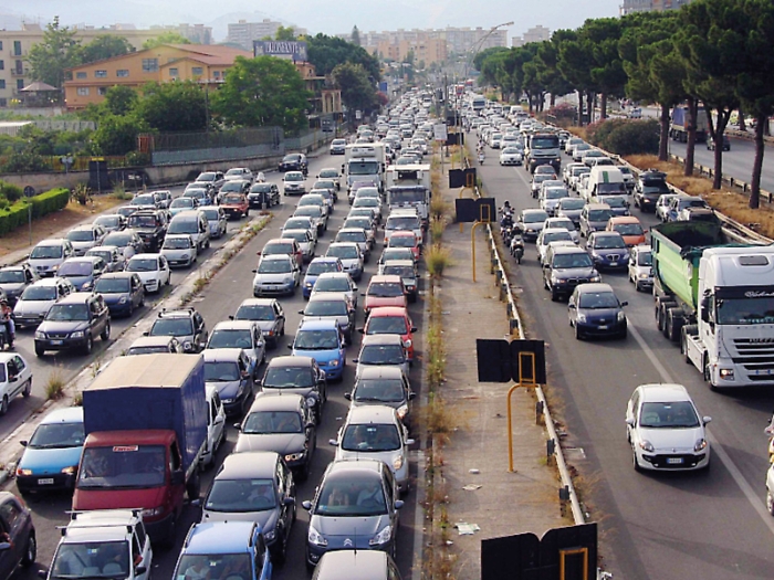 Aria inquinata, il richiamo della commissione europea sui livelli dei gas a Palermo e Napoli