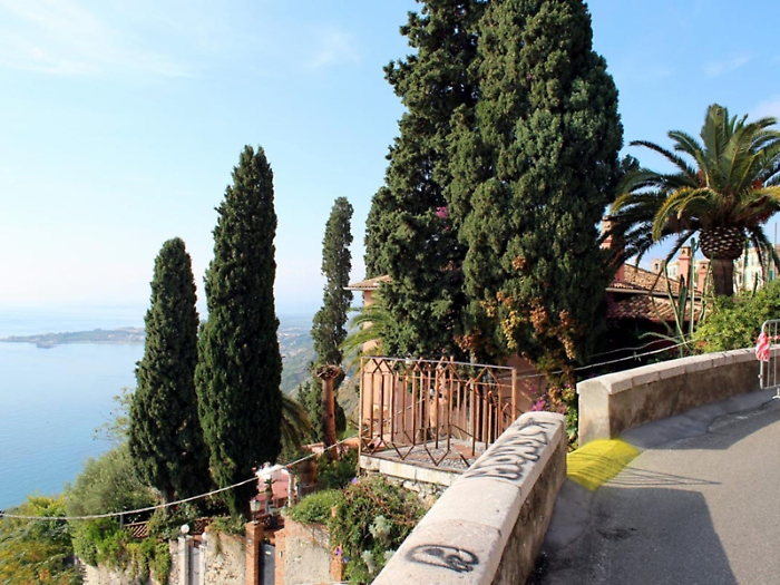 Taormina avr&agrave; una bella passeggiata panoramica