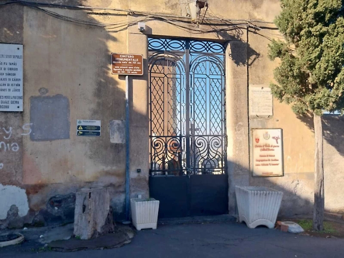 Cancelli chiusi al cimitero di Patern&ograve;: la rabbia dei cittadini