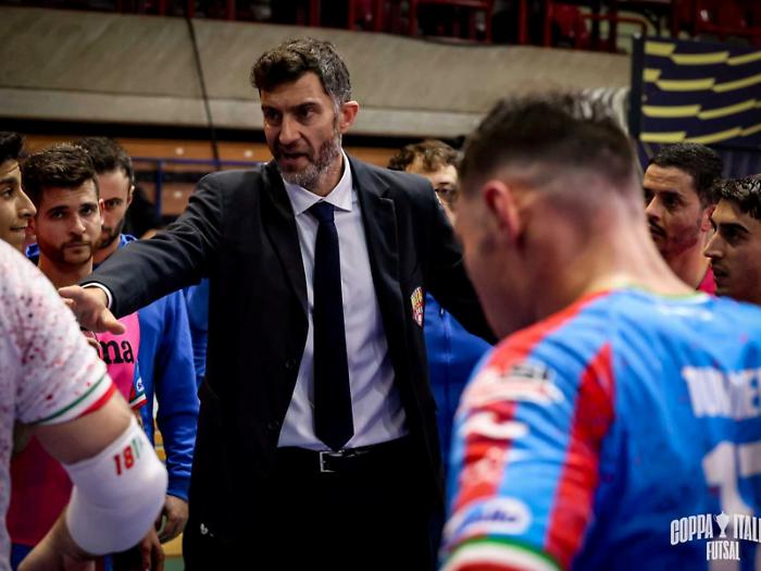 Il tecnico rossazzurro Juanra durante un time out della Meta Catania 