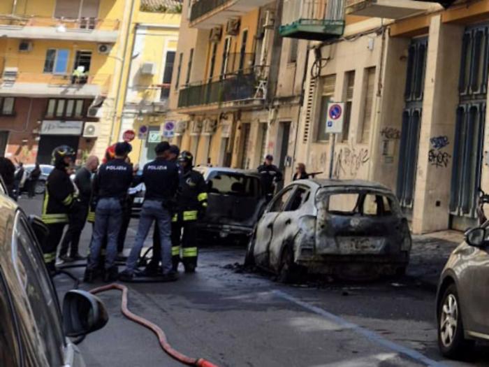 Auto a fuoco a Catania: dai filmati &egrave; emersa la pista dolosa