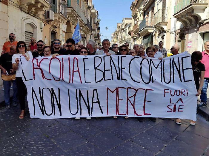 In strada per protestare contro i costi dell'acqua divenuti... salati