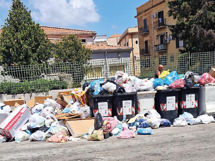 Palermo, il centro storico si sgretola: rifiuti, carrellati abbandonati e residenti senza parcheggi