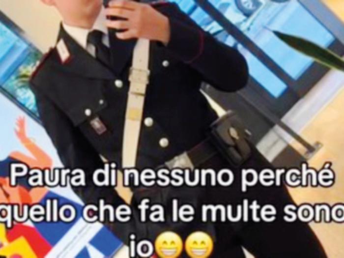 &laquo;Dovete tutti avere paura&raquo;: da Zen a Borgo Nuovo, la nuova moda sui social delle false divise e delle pose da gangster