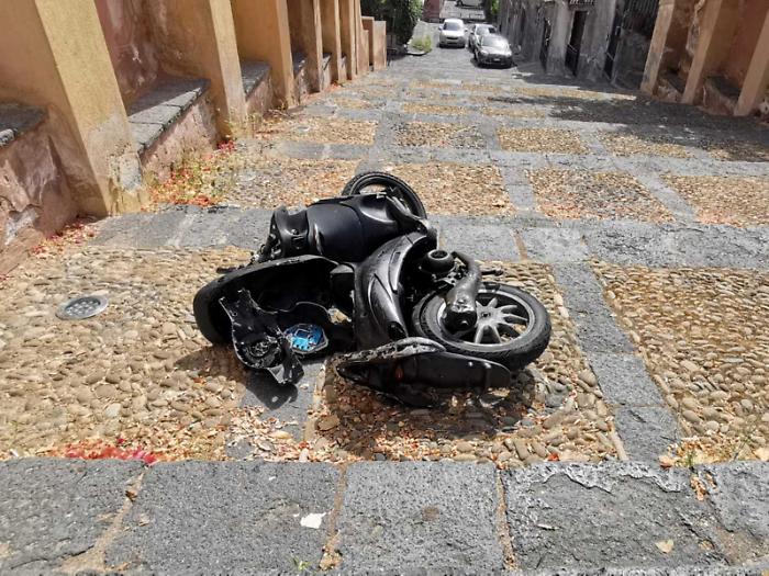 Ha le ore contate il vandalo che ha lanciato lo scooter dalla scalinata della collina storica