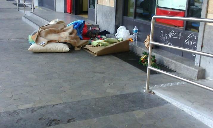 Una presenza silenziosa e costante: a Catania 218 senzatetto, 78 vivono in strada. Non va meglio a Messina