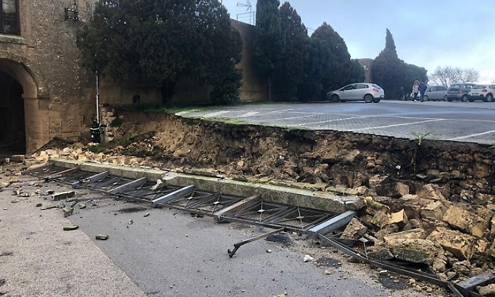 Cede il muretto del cimitero di Enna in piazzale Di Dio: e i tempi per il ripristino si allungano