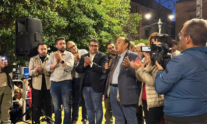 Mirello Crisafulli incorona Fabio Venezia: &laquo;Tocca a te guidare l'alternativa al centrodestra&raquo;. E sul palco c'&egrave; Miccich&egrave;