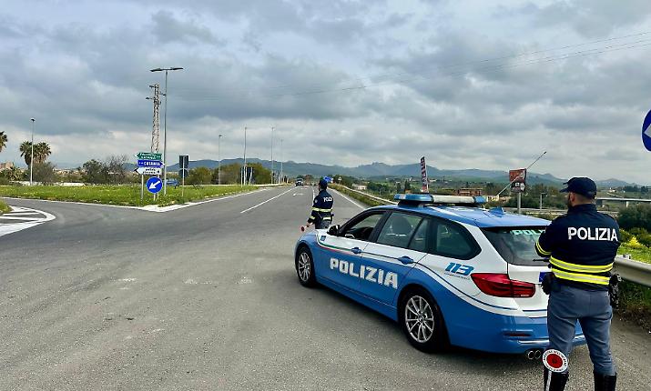 La macchina ha un guasto sulla A19 in territorio di Enna, interviene la PolStrada e per l'automobilista sono grattacapi